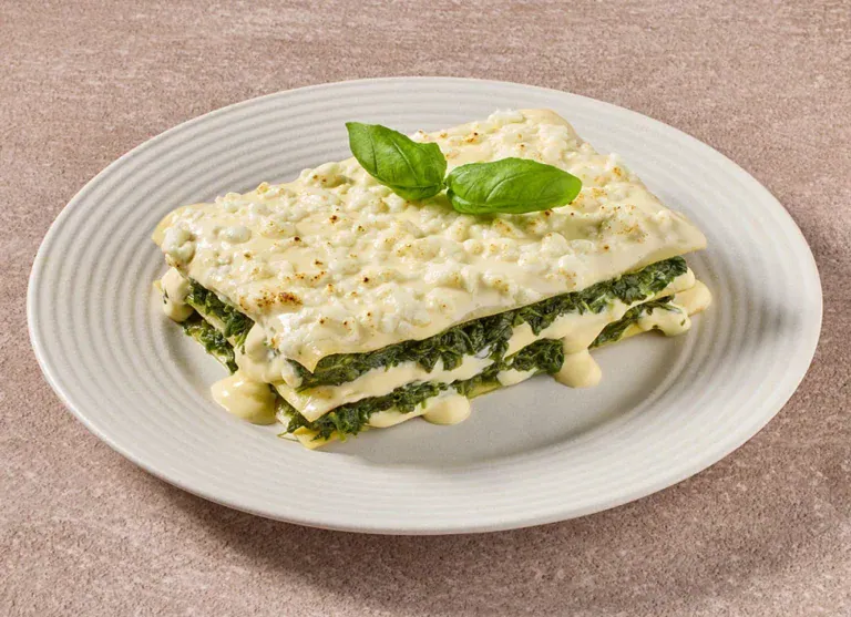 Italiaanse Vegetarische Lasagne Met Bladspinazie En Romige Kaassaus