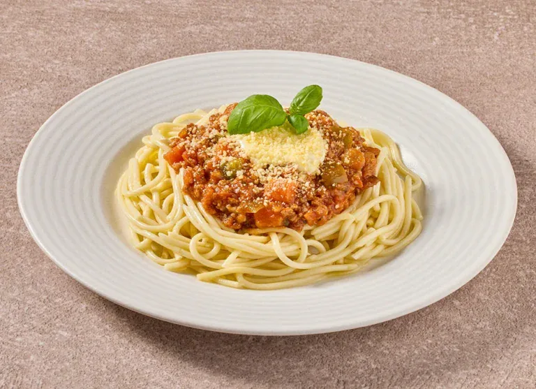 Spaghetti Bolognese Gegarneerd Met Kaas