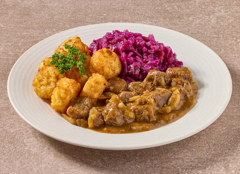 Draadjesvlees In Een Verfijnde Biersaus Met Rode Kool En Rösti's