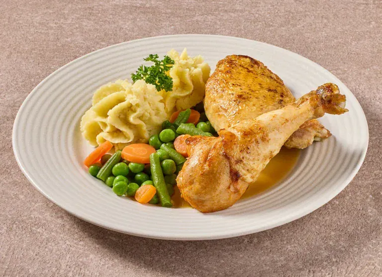 Gegrilde Kippenbout Met Een Mix Van Groenten En Aardappelpuree
