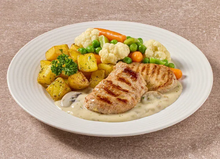 Varkenhaas In Champignonsaus Met Een Groentemix En Gebakken Aardappelen