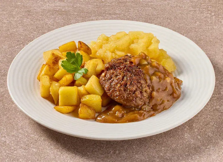 Hamburger In Uiensaus Met Appelmoes En Gebakken Aardappelen