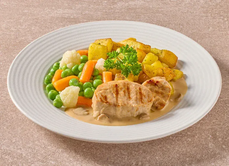 Varkenshaas In Champignonroomsaus Met Groentenmix En Gebakken Gekruide Aardappelblokjes