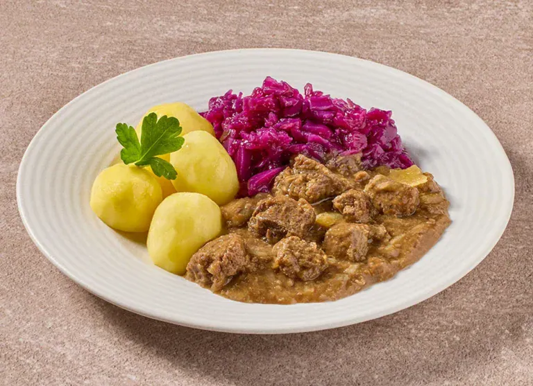 Hollandse Hachee Met Rode Kool En Gekookte Aardappelen