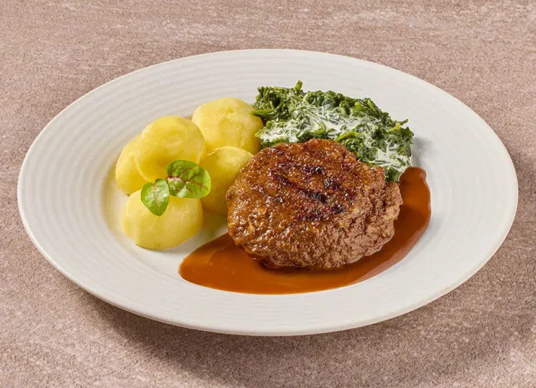Rundergehaktbal In Jus Met Spinazie A La Creme En Gekookte Aardappelen