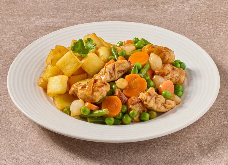 Kip Naar Oma's Recept Met Champignons, Groentemix En Gebakken Aardappelen