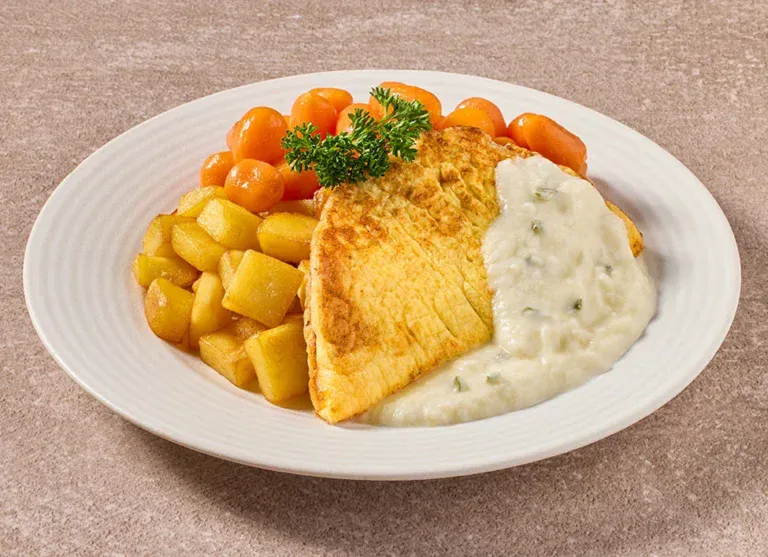 Omelet In Kaassaus Met Worteltjes En Gebakken Aardappelen