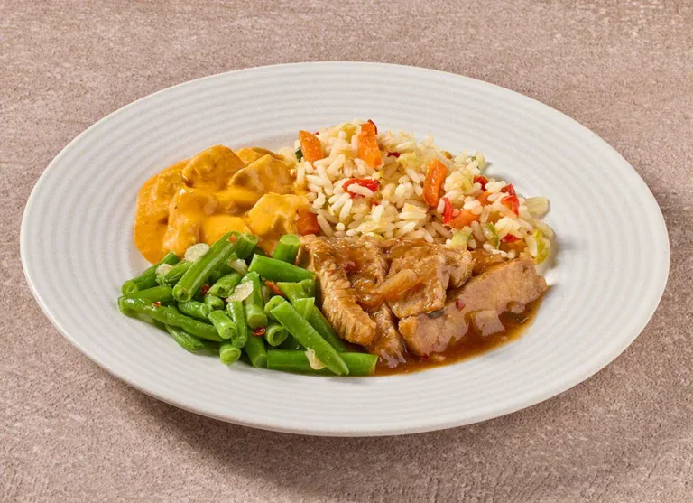 Indonesische Rijsttafel Met Babi Ketjap En Sambalboontjes