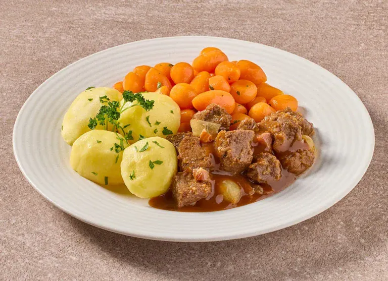 Rijkgevulde Boeuf Bourguignon Met Parijse Wortelen En Gekookte Aardappelen