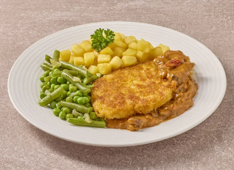 Kipschnitzel Met Stroganoffsaus, Gekruide Snijbonen En Gebakken Krieltjes
