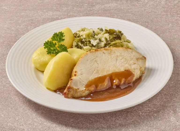 Varkensgebraad In Jus Met Savooiekool En Gekookte Aardappelen