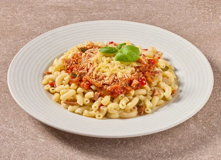 Italiaanse Macaroni In Tomatensaus Met Ham En Kaas