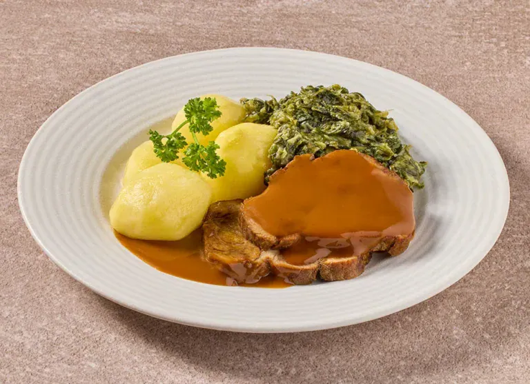 Varkensrollade Met Andijvie En Gekookte Aardappelen