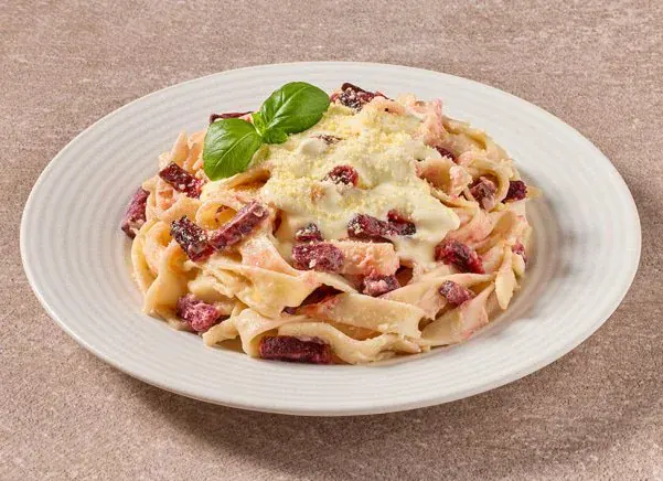 Tagilatelle Carbonara Met Spekjes Van Rode Biet