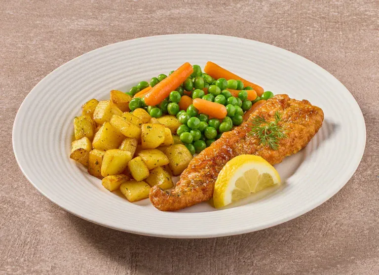 Lekkerbekje Met Een Mix Van Worteltjes En Doperwten En Gebakken Aardappelen