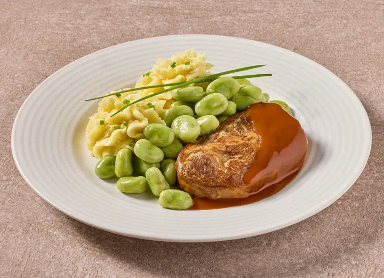 Hamlapje Met Tuinboontjes En Aardappelpuree Met Bieslook
